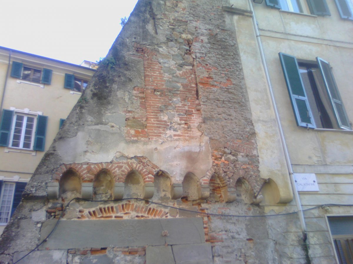 Resti di casa medievale, Piazza Sant’Agostino